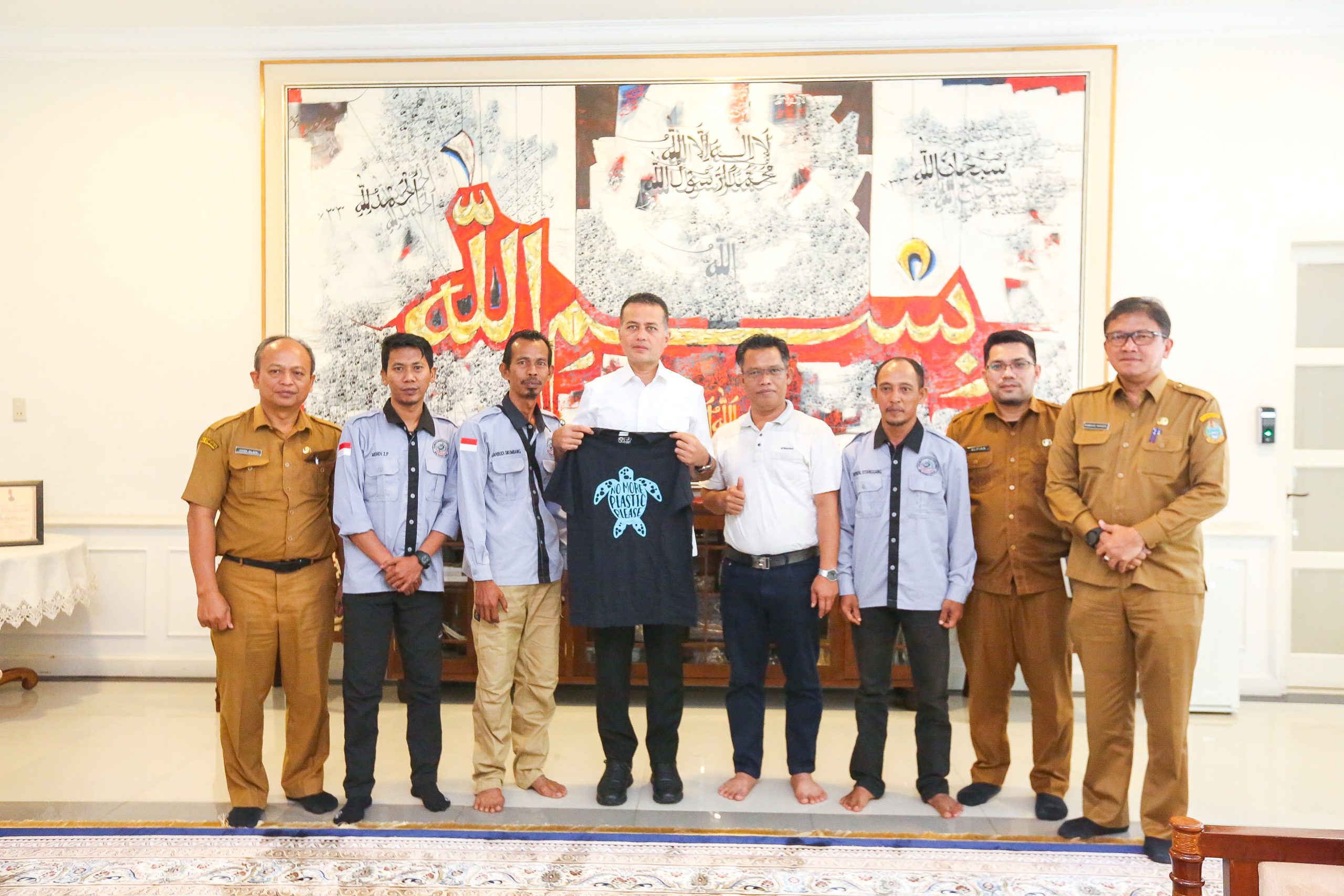 Lepas Ribuan Tukik ke Laut, Ijeck Puji Kelompok Konservasi Penyu Pantai Binasi