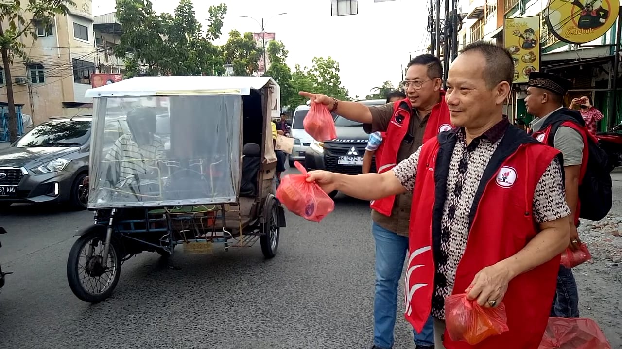 Wong Chun Sen Bersama TMP Kota Medan Bagikan Ratusan Paket Takjil Bagi Pengendara Bermotor 