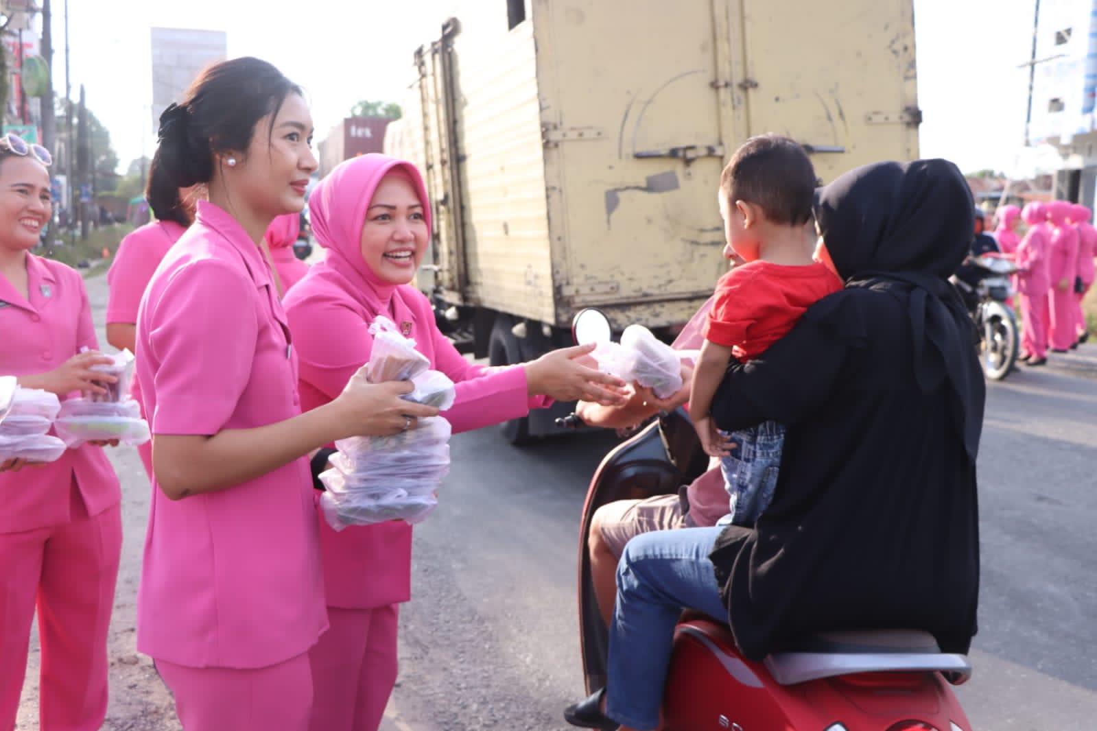Bhayangkari Cabang Sergai Bagi Takjil Pada Pengendara Yang Melintas Jalinsum Sei Rampah