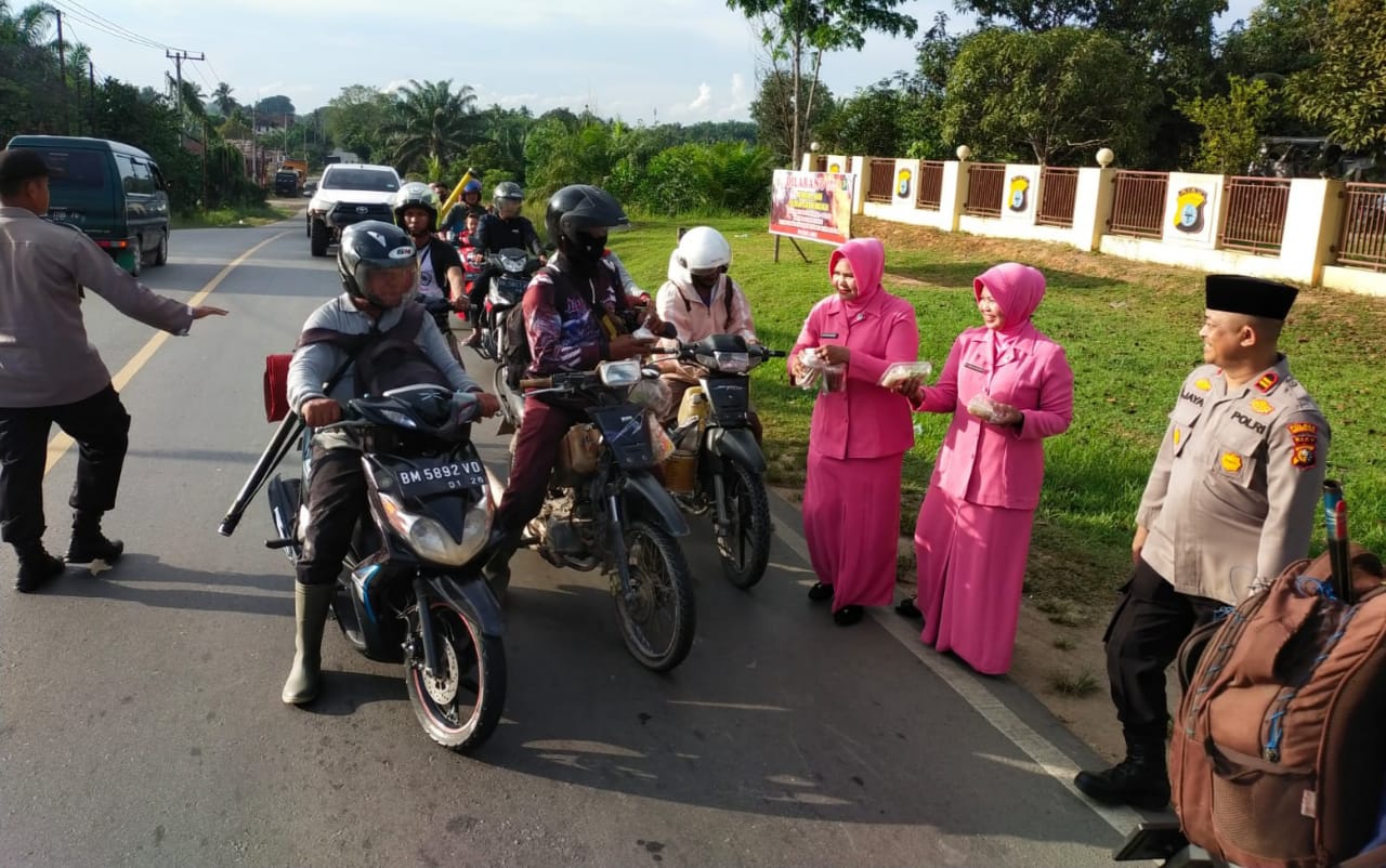 Operasi Tertib Ramadhan LK 2023, Polsek Lirik Bagi Ratusan Takjil Gratis 