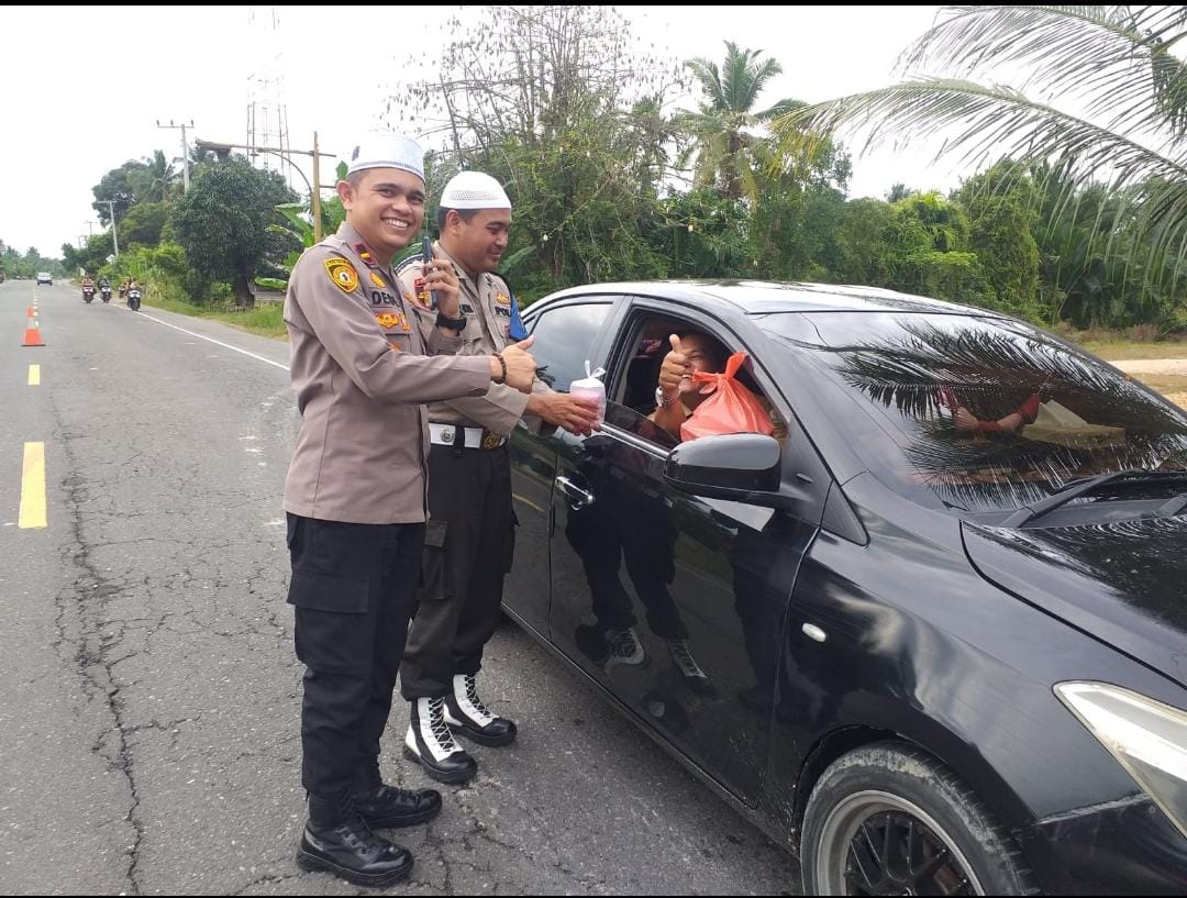 Polsek Peureulak Barat dan Bhayangkari Berbagi Takjil