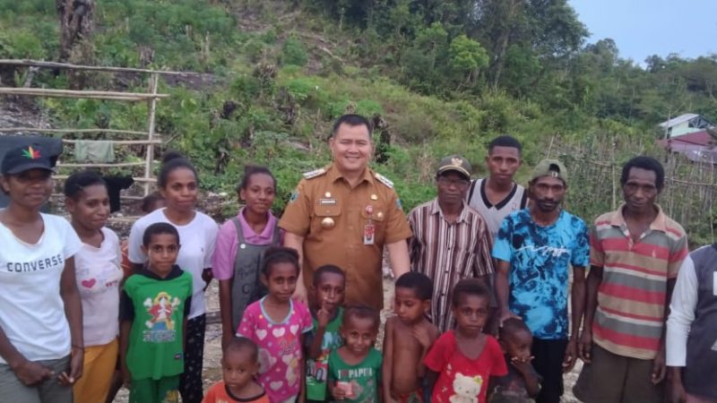 Kondisi Jalan Yang Rusak dan Dipadati Pohon Tidak Surutkan  Niat Benhard Rondunuwu Temui Masyarakat