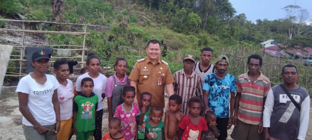 Kondisi Jalan Yang Rusak dan Dipadati Pohon Tidak Surutkan  Niat Benhard Rondunuwu Temui Masyarakat
