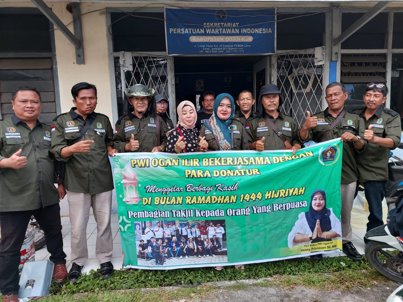 Berkah Ramadhan, PWI Ogan Ilir Bagikan 300 Paket Berbuka Puasa Kepada Pengguna Jalan