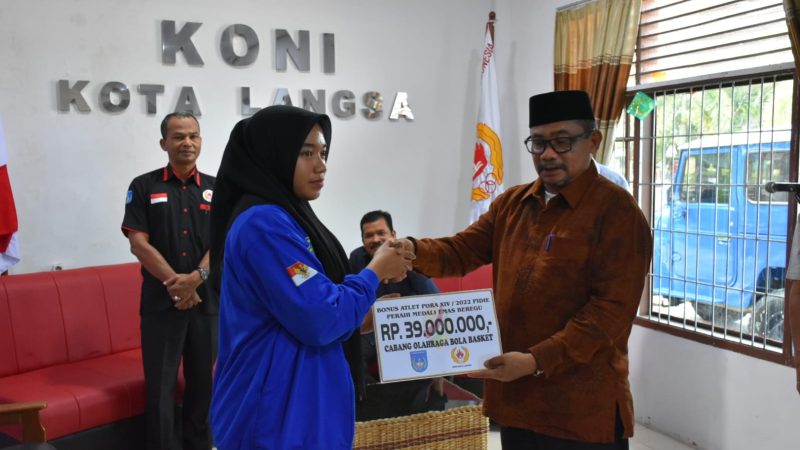 Pj Walikota Langsa Serahkan Bonus untuk Atlet PORA Ke-14