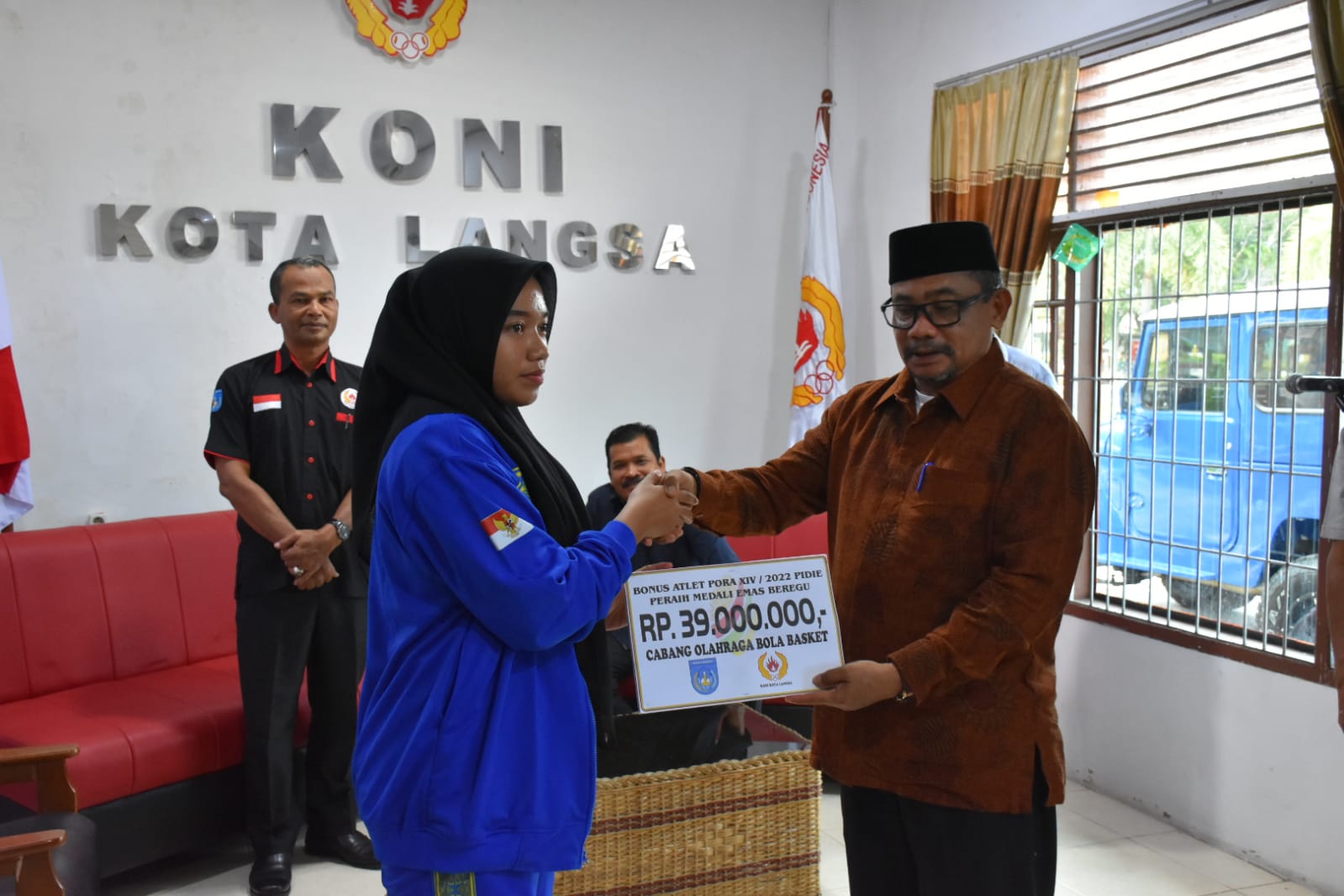 Pj Walikota Langsa Serahkan Bonus untuk Atlet PORA Ke-14