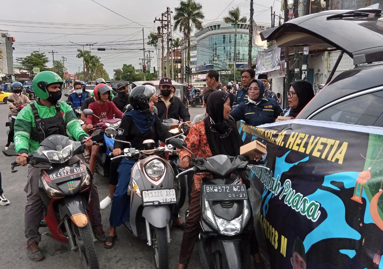 Ketua AMPI Rayon Medan Helvetia Berbagi Takjil ke Pengguna Jalan
