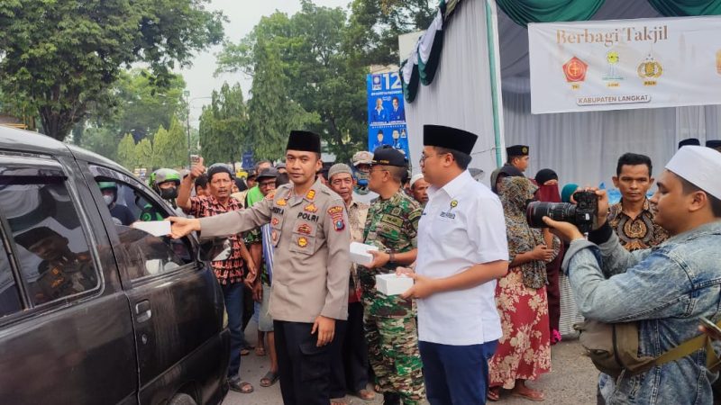 BPC HIPMI Langkat Bersama TNI, Polri Berbagi Takjil Di Bulan Ramadhan