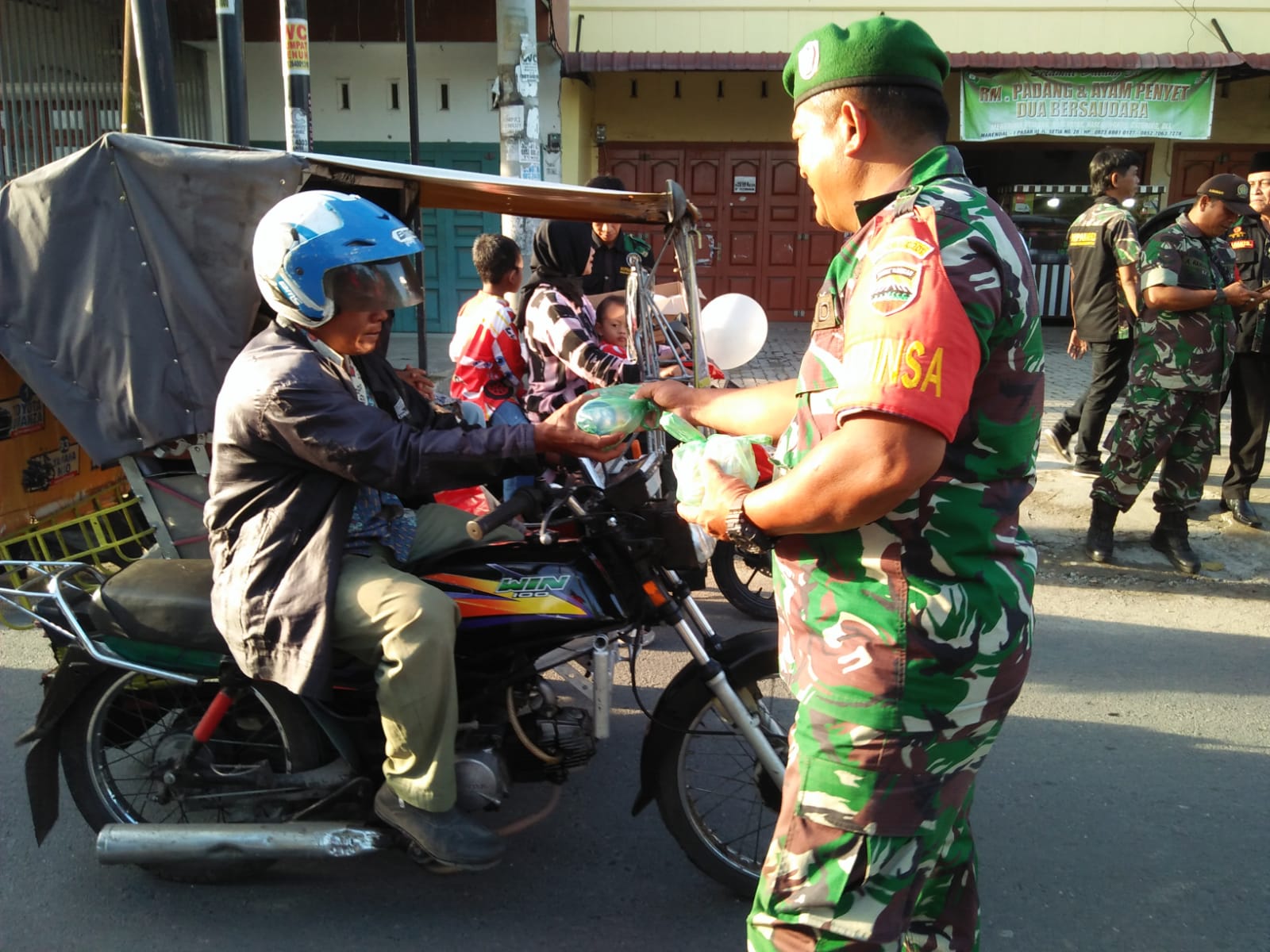 Sertu Muliadi Personel Koramil 15/DT Turun Ke Jalan Bagikan Sembako Bersama HIPAKAD 63