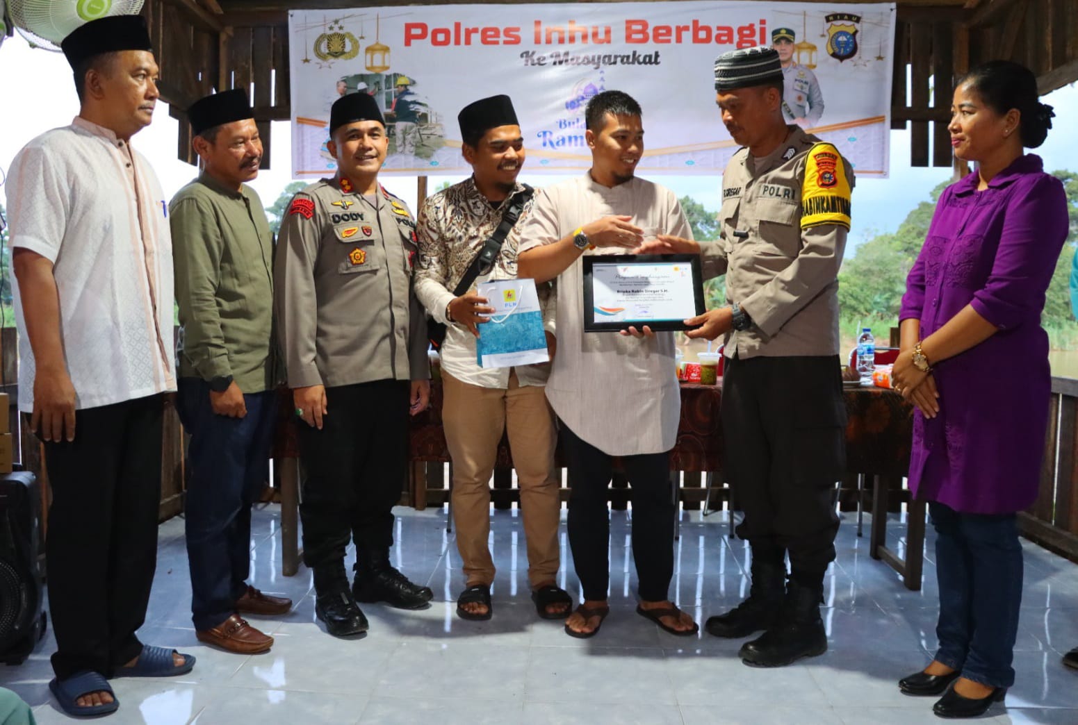 Bripka Robin Siregar Terima Penghargaan dari PT PLN Rengat