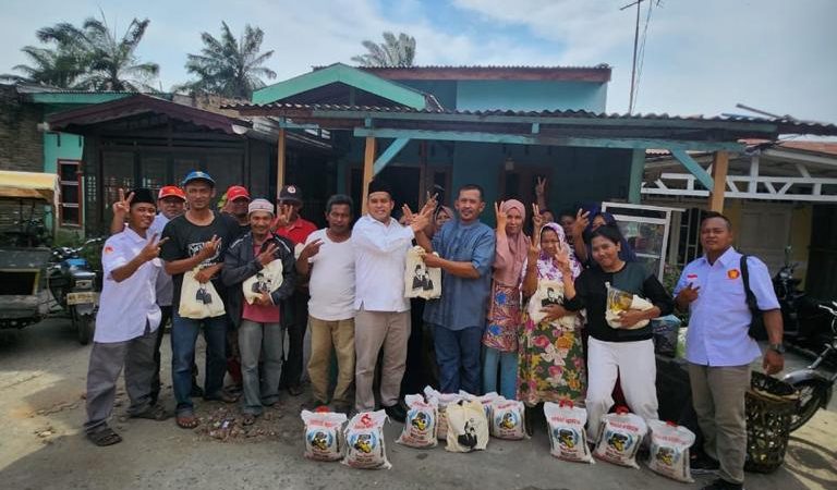 Ketua DPRD Sergai Ilham Ritonga Berbagi Kepada Warga di Bulan Ramadhan