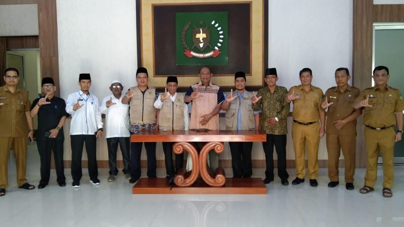 Plt Bupati Langkat Serahkan Zakat Mal Rp150 Juta ke Baznas