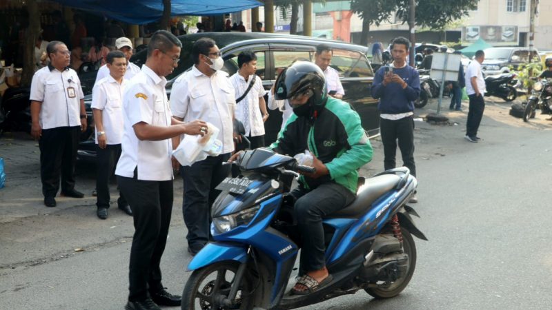 Raih Keberkahan, PUD Pasar Bagi-Bagi Takjil Gratis ke Pengendara dan Pedagang