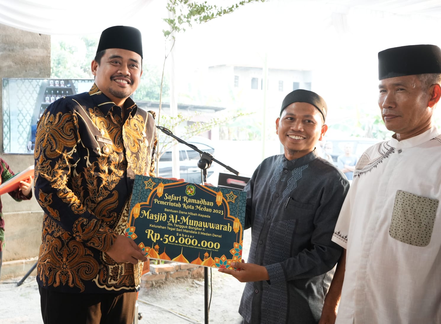 Tak Hanya Salurkan Bantuan, Safari Ramadan Bobby Nasution Pecahkan Masalah Warga