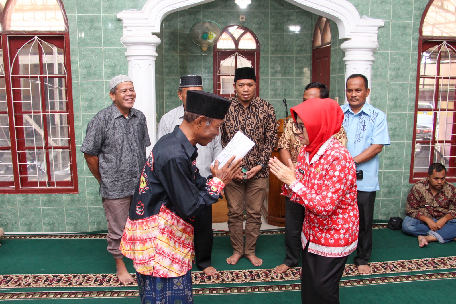 dr Susanti Bersama Perumda Tirta Uli Serahkan Bantuan Program Ramadhan Berbagi ke Masjid Al Ikhlas Jalan AMPI