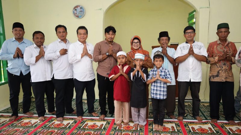 dr Susanti Bersama Dirut Perumda Tirta Uli Silaturahmi dan Serahkan Bantuan ke Musholla Amaliyah