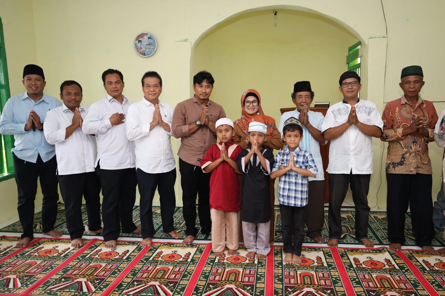 dr Susanti Bersama Dirut Perumda Tirta Uli Silaturahmi dan Serahkan Bantuan ke Musholla Amaliyah