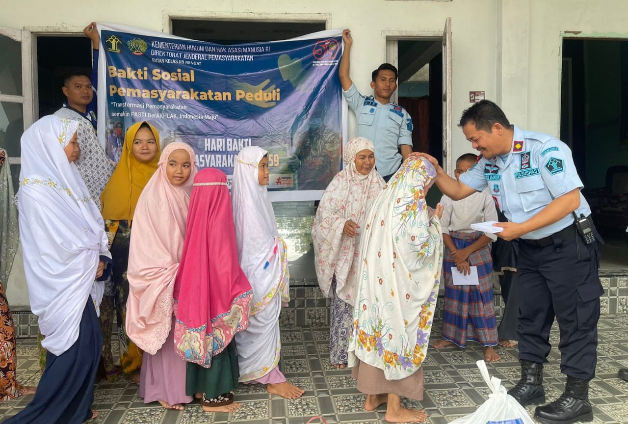 Peduli, Rutan Kelas II B Rengat Kanwil Kemenkumham Riau Bagikan Sembako Pada Warga Kurang Mampu dan Panti Asuhan