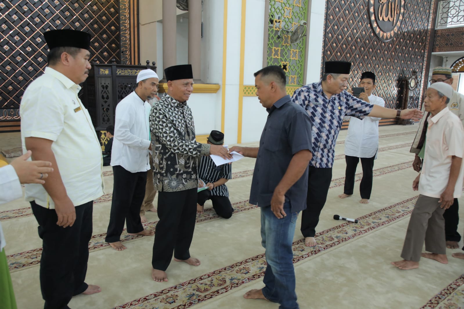 BKM Agung H. Achmad Bakrie Kisaran dan Bupati Asahan Salurkan Bantuan Kepada Anak Yatim dan Kaum Dhuafa