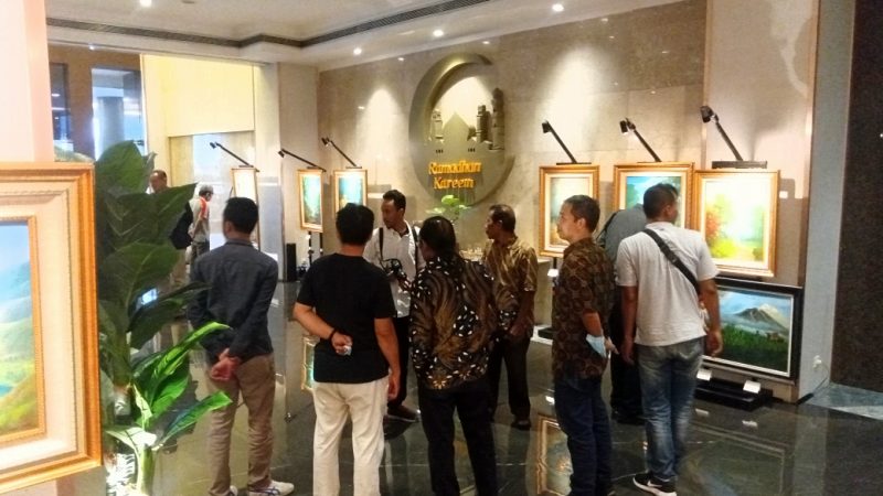Menikmati Pameran Lukisan ‘Sanggar Rowo Tamora’ di Hotel Radisson Medan