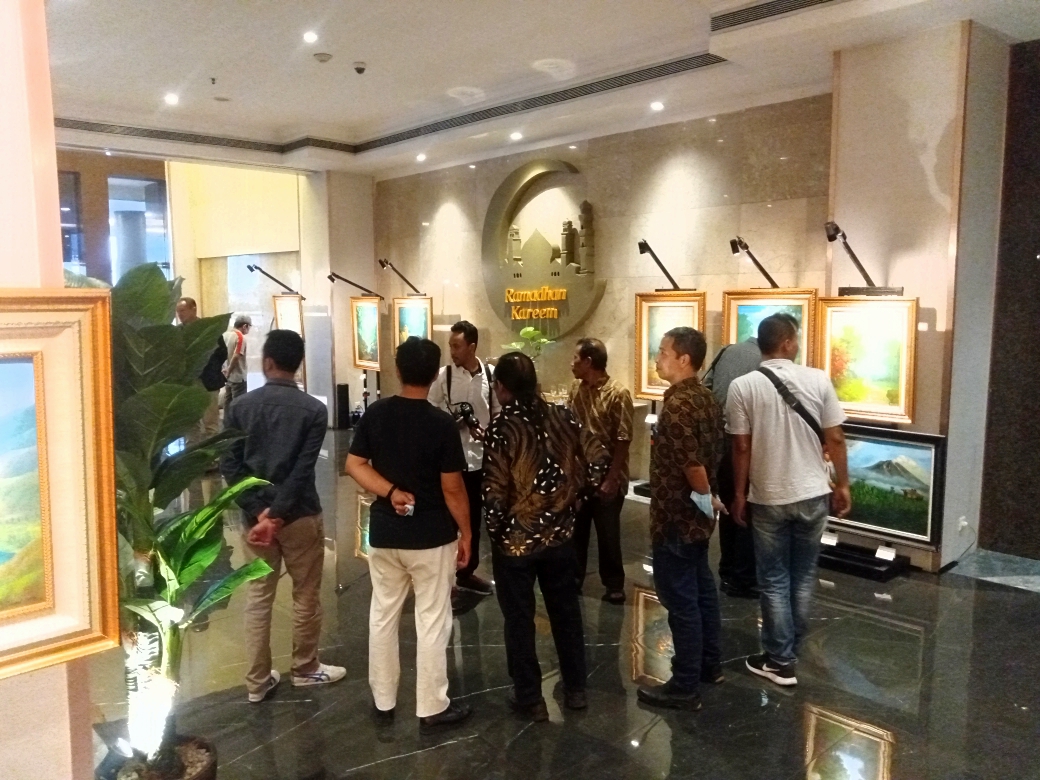 Menikmati Pameran Lukisan ‘Sanggar Rowo Tamora’ di Hotel Radisson Medan