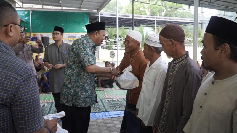 Syah Afandin Serahkan 500 Paket Sembako untuk Kaum Dhuafa di 5 Kecamatan