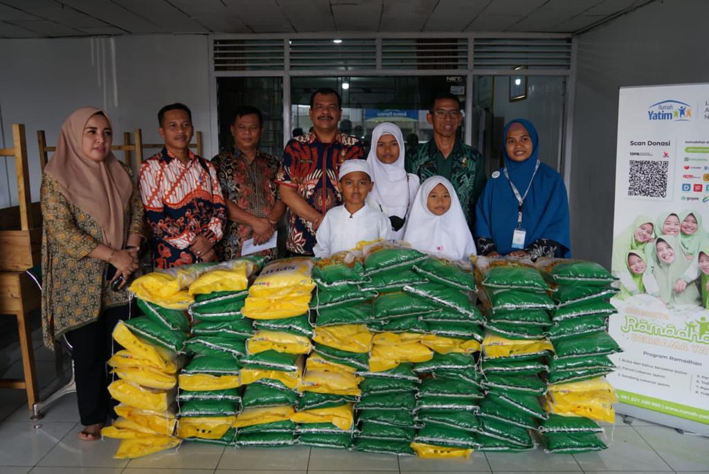 PUD Pasar Medan Gelar Baksos Ramadhan di Dua Tempat, Salurkan 120 Karung Beras
