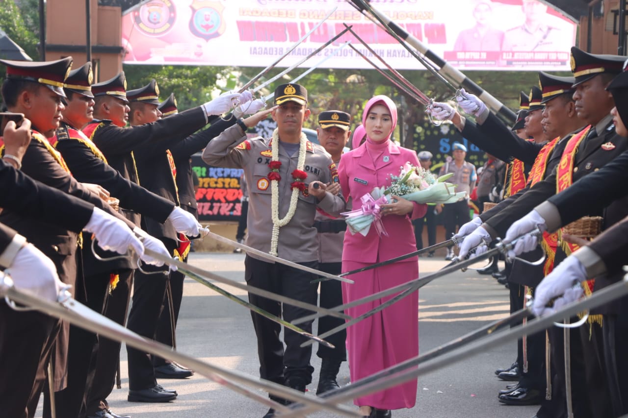 AKBP Oxy Yuda Pratesta Disambut Dengan Tradisi Pedang Pora di Mapolres Sergai