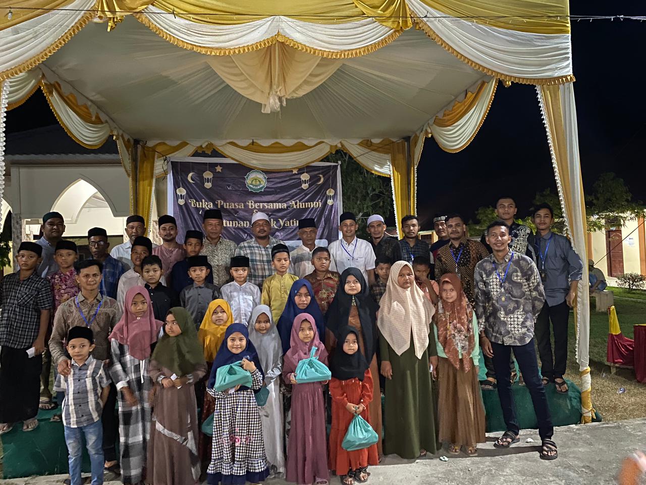 Alumni MAN 4 Aceh Timur Gelar Bukber Akbar dan Santuni Anak Yatim di Simpang Ulim