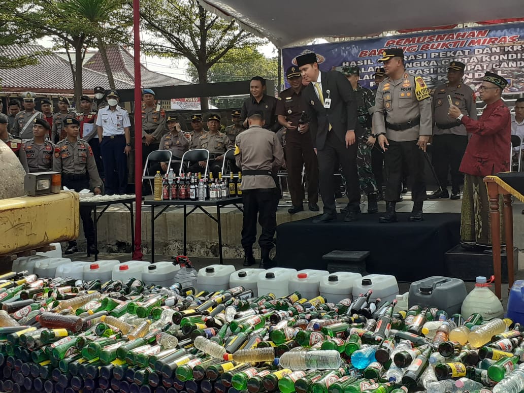 Polres Kendal Musnahkan Ribuan Botol Miras Bermerk dan Oplosan Selama Ramadhan