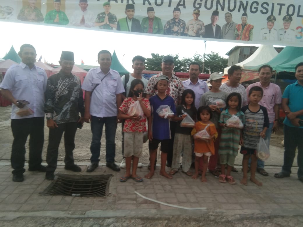 SMSI Kepulauan Nias Gelar Aksi Sosial Bagi Takjil Kepada Pemulung dan Jukir