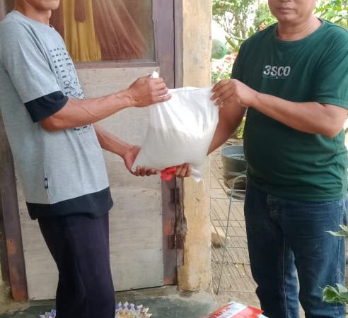 Menjelang Idul Fitri 1444 H, Ketua PAC PDI P Sei Rampah Berbagi Kepada Pengurus Ranting.