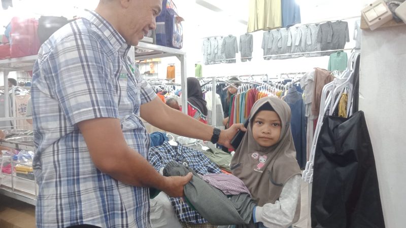 Partai PAS Aceh Langsa Ajak Anak Yatim Belanja Baju Lebaran