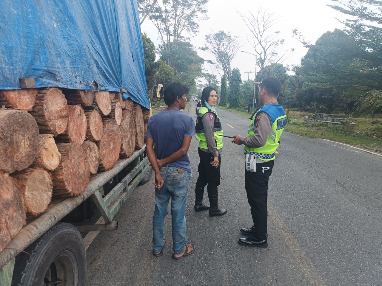 Kasat Lantas Polres Pematang Siantar Tertibkan 6 Unit Truk Sumbu 3 Yang Beroperasi