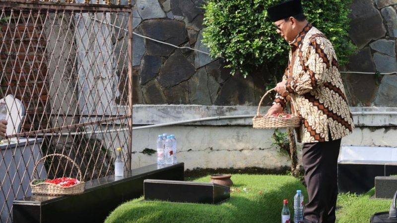 Prabowo Ziarah ke Makam Ayahnya, Begawan Ekonomi Soemitro Djojohadikusumo