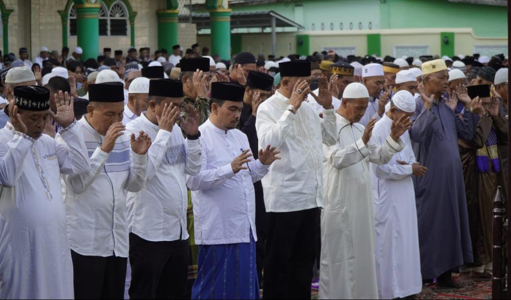 Syah Afandin Sholat Ied di Masjid Raya Brandan: Doakan Saya Agar Tetap Amanah