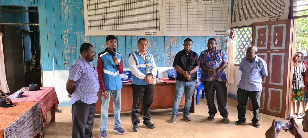 PT PLN UP2K Papua Bara Nyalakan Listrik di Distrik Klabot Kabupaten Sorong