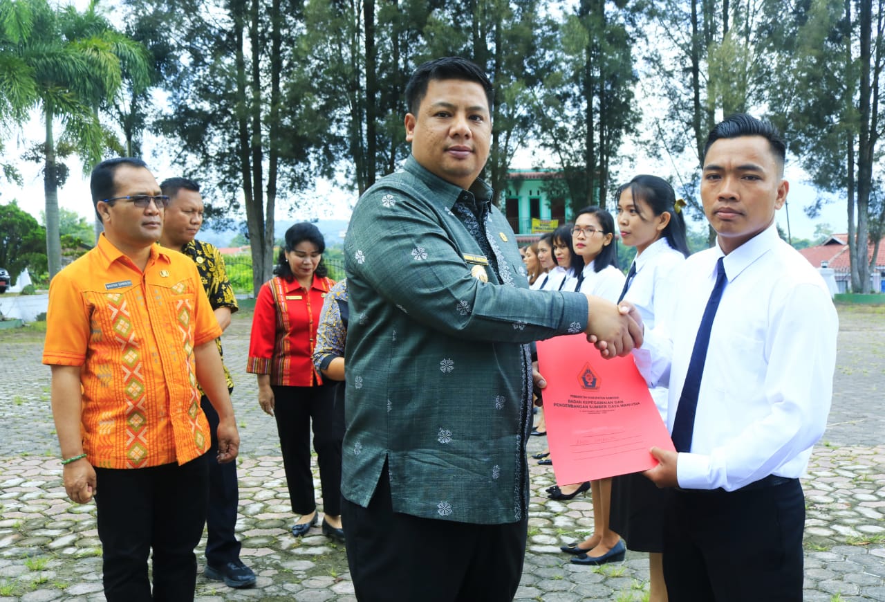 Bupati Samosir Serahkan SK PPPK Tenaga Kesehatan