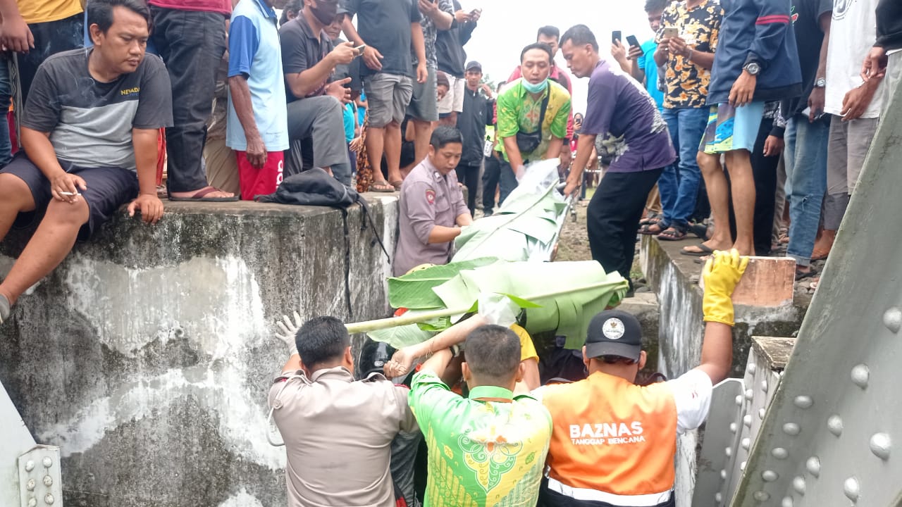 Kasatlantas Kendal Olah TKP Lakalantas Antara Kereta Api Dan Sepeda Motor Dikemudikan Pelajar