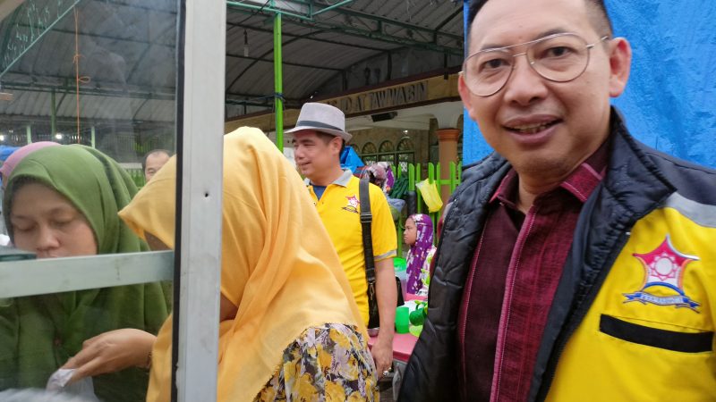 Wong Chun Sen bersama Tim Permabudhi Sumut Borong Dagangan Penjual Takjil di Depan Sekolah MAN 2 Model Medan