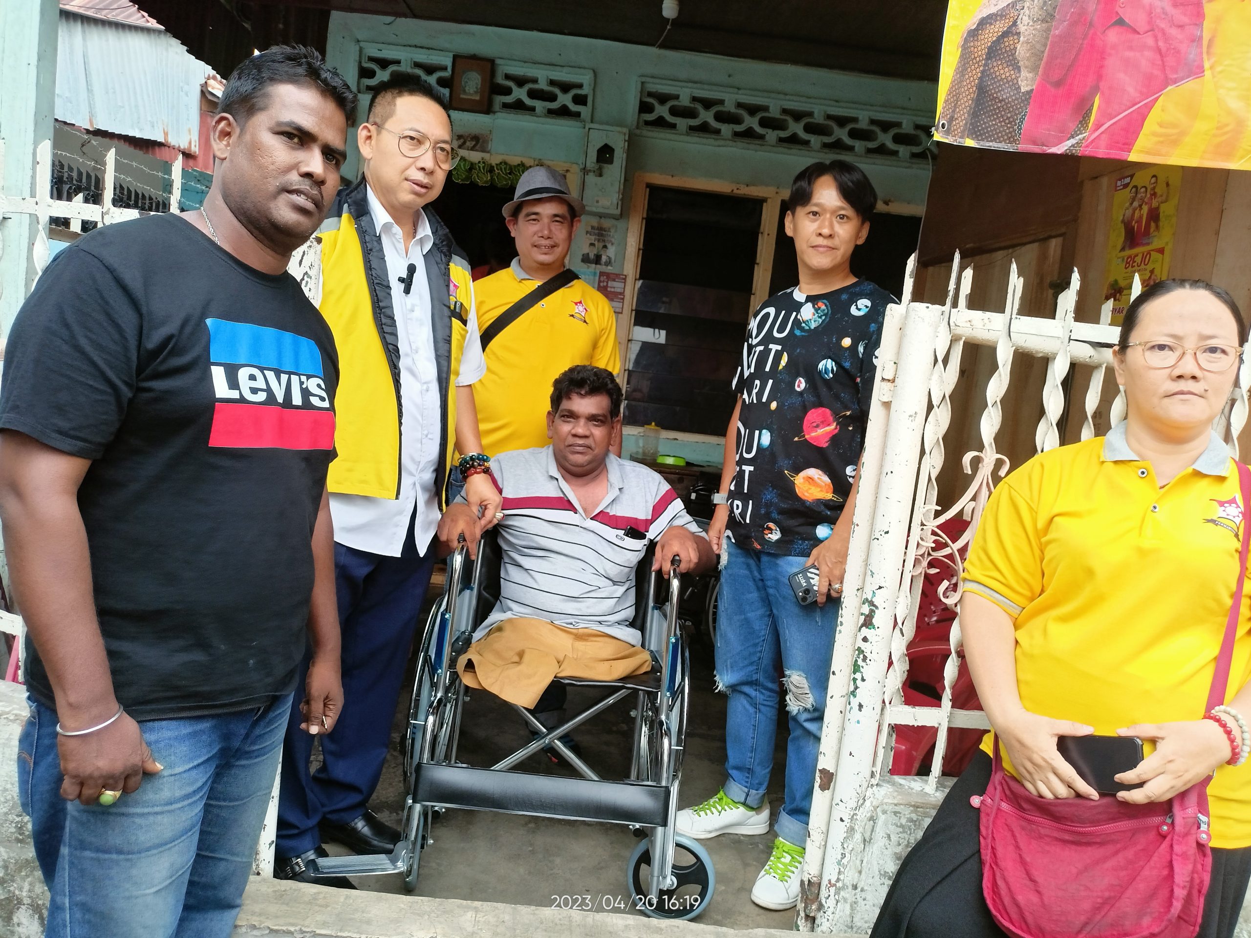 Ketua Gemabuddhi Sumut, Wong Chun Sen Tarigan Beri Bantuan Kursi Roda Gratis Kepada Dua  Penyandang Disabilitas 