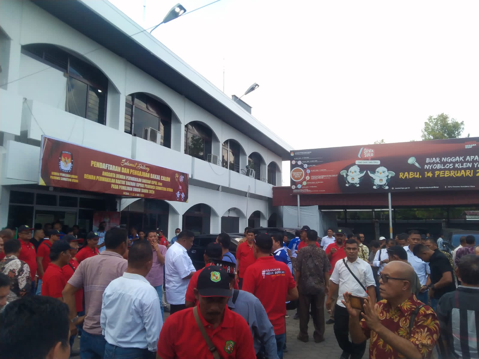 Ribuan Relawan dan Pendukung Antarkan Sabam Manalu Mendaftar Calon DPD RI
