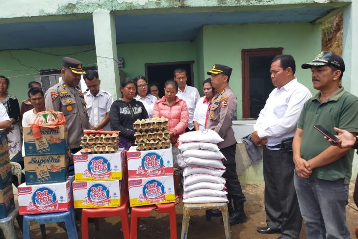 Kapolres Samosir, Tinjau Longsor di Samosir, dua rumah dan dua mobil tenggelam ke Danau Toba
