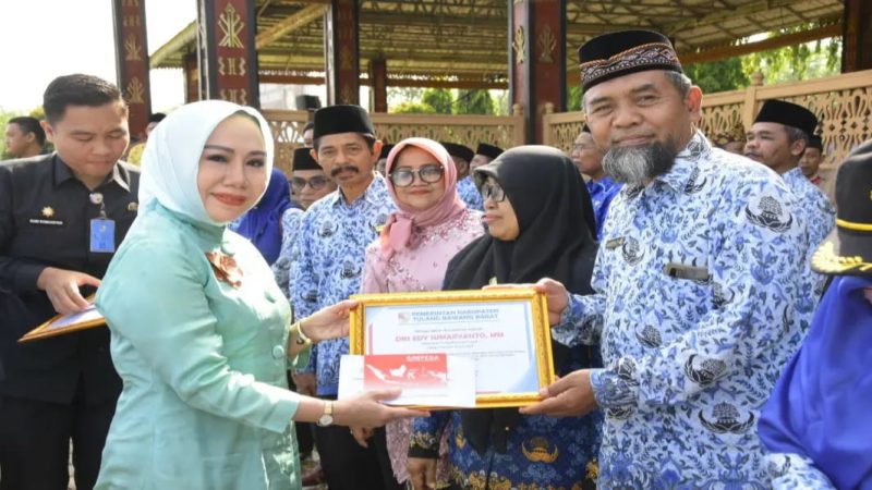 PJ Bupati Tubaba Serahkan Piagam Penghargaan Pensiunan Tenaga Pendidik