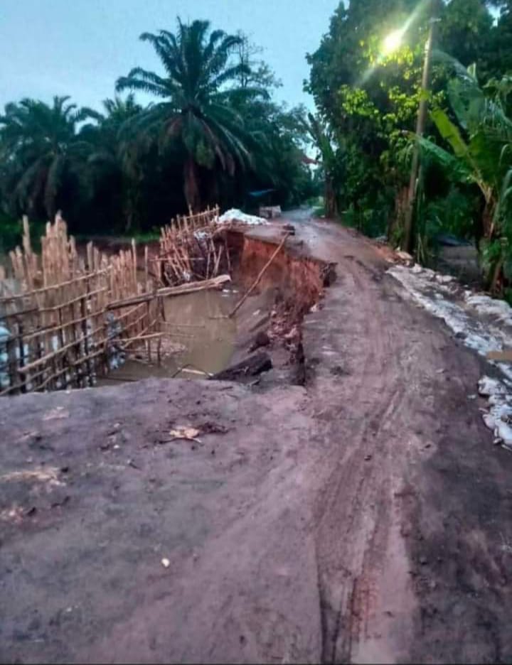 Akibat Abrasi Aliran Sungai Lematang, Akses Penghubung Desa Siku – Dangku Rusak Parahj
