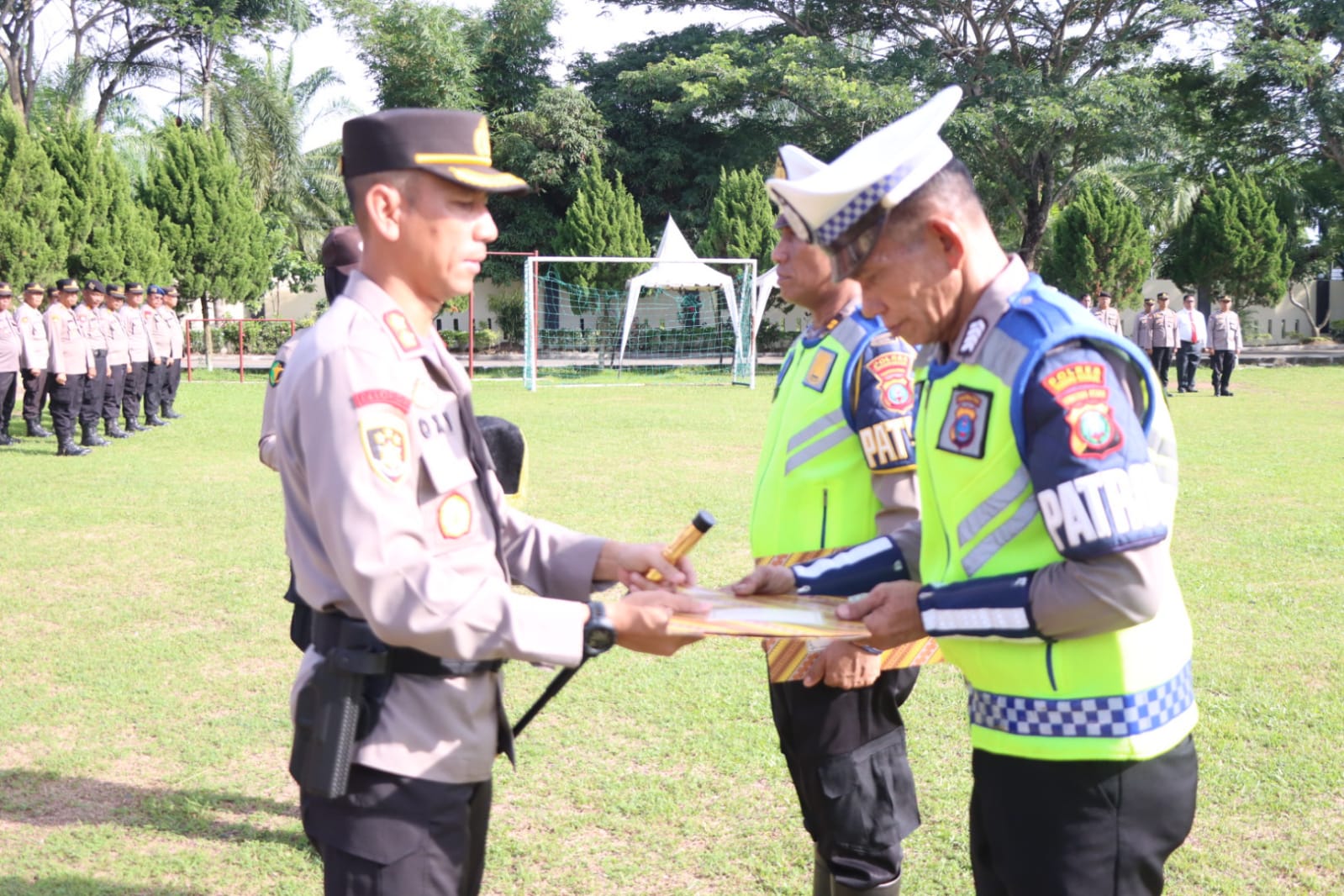 Ungkap Kasus Peredaran Sabu, Kapolres Sergai Beri Penghargaan Pada Dua Personil Satlantas