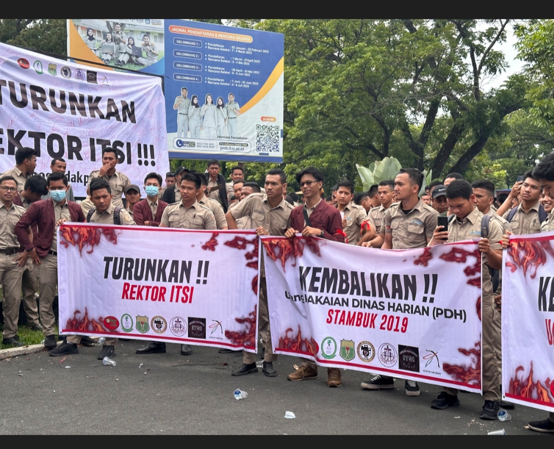 Mahasiswa ITSI Medan Gelar Unjuk Rasa, Tuntut Rektor Mundur