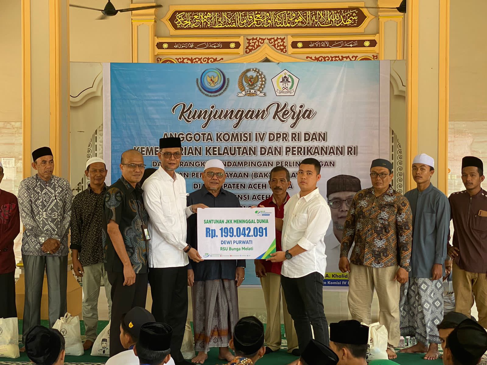 Bersama Kementrian Kelautan dan Perikanan dan Anggota Komisi IV DPR RI, BPJamsostek Cabang Lhokseumawe Serahkan Santunan Kematian Kepada Ahli Waris