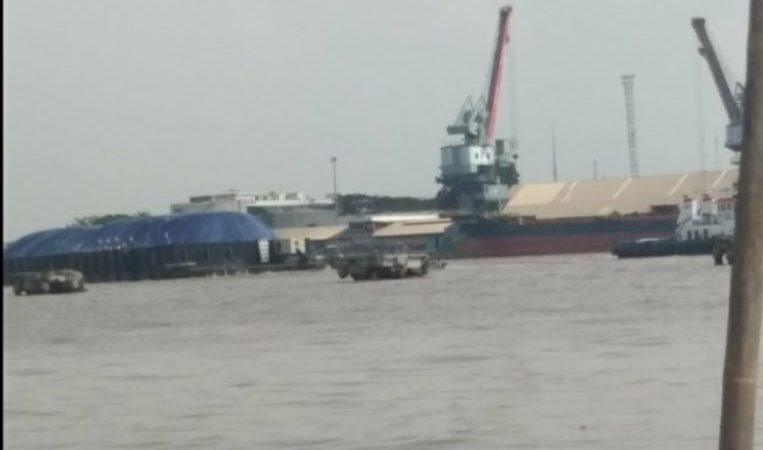 Debu Batu Bara Berhamburan, Angkutan Batu Bara Di Sungai Musi Tak Pakai Terpal Penutup