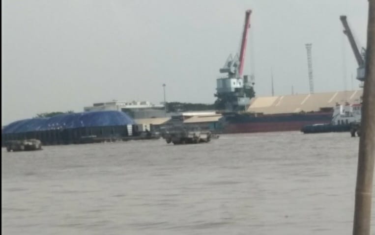 Debu Batu Bara Berhamburan, Angkutan Batu Bara Di Sungai Musi Tak Pakai Terpal Penutup